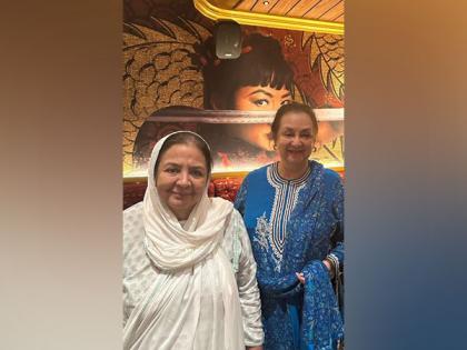 Farida Jalal joins Saira Banu's 80th birthday festivities | Farida Jalal joins Saira Banu's 80th birthday festivities Farida Jalal joins Saira Banu's 80th birthday festivities | Farida Jalal joins Saira Banu's 80th birthday festivities
