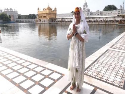 Vinesh Phogat visits Golden Temple, prays to Waheguru to give her "strength" | Vinesh Phogat visits Golden Temple, prays to Waheguru to give her "strength" Vinesh Phogat visits Golden Temple, prays to Waheguru to give her "strength" | Vinesh Phogat visits Golden Temple, prays to Waheguru to give her "strength"