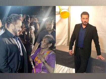 Salman Khan all smiles as he interacts with his fan | Salman Khan all smiles as he interacts with his fan Salman Khan all smiles as he interacts with his fan | Salman Khan all smiles as he interacts with his fan