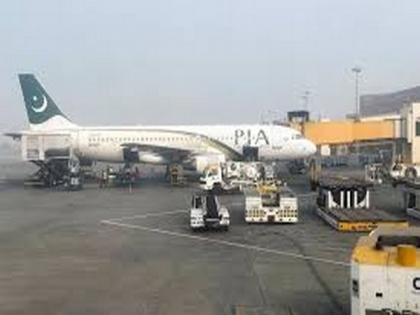 Dubai passengers caught smuggling currency at Karachi airport | Dubai passengers caught smuggling currency at Karachi airport Dubai passengers caught smuggling currency at Karachi airport | Dubai passengers caught smuggling currency at Karachi airport