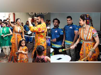 Shilpa Shetty plays drums, dances to beats of dhol as she bids adieu to Ganpati Bappa | Shilpa Shetty plays drums, dances to beats of dhol as she bids adieu to Ganpati Bappa Shilpa Shetty plays drums, dances to beats of dhol as she bids adieu to Ganpati Bappa | Shilpa Shetty plays drums, dances to beats of dhol as she bids adieu to Ganpati Bappa
