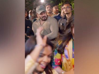 Salman Khan dances his heart out during Ganesh Visarjan with family | Salman Khan dances his heart out during Ganesh Visarjan with family Salman Khan dances his heart out during Ganesh Visarjan with family | Salman Khan dances his heart out during Ganesh Visarjan with family