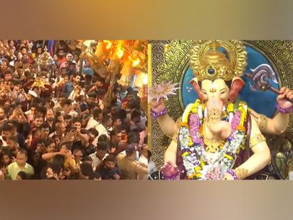 Ganesh Chaturthi 2024: Devotees queue up in large numbers at Lalbaugcha Raja for Bappa's darshan | Ganesh Chaturthi 2024: Devotees queue up in large numbers at Lalbaugcha Raja for Bappa's darshan Ganesh Chaturthi 2024: Devotees queue up in large numbers at Lalbaugcha Raja for Bappa's darshan | Ganesh Chaturthi 2024: Devotees queue up in large numbers at Lalbaugcha Raja for Bappa's darshan