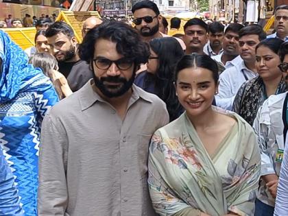 RajKummar Rao, Patralekhaa seek blessings at Lalbaugcha Raja | RajKummar Rao, Patralekhaa seek blessings at Lalbaugcha Raja RajKummar Rao, Patralekhaa seek blessings at Lalbaugcha Raja | RajKummar Rao, Patralekhaa seek blessings at Lalbaugcha Raja