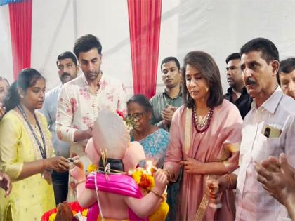Ranbir Kapoor, mom Neetu Kapoor perform Ganpati Visarjan pooja | Ranbir Kapoor, mom Neetu Kapoor perform Ganpati Visarjan pooja Ranbir Kapoor, mom Neetu Kapoor perform Ganpati Visarjan pooja | Ranbir Kapoor, mom Neetu Kapoor perform Ganpati Visarjan pooja