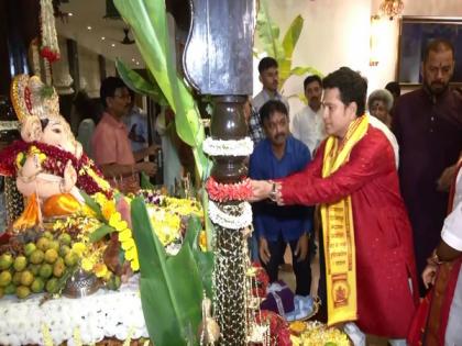 Sachin Tendulkar visits Maharashtra CM Eknath Shinde's residence to attend Ganesh Puja celebrations | Sachin Tendulkar visits Maharashtra CM Eknath Shinde's residence to attend Ganesh Puja celebrations