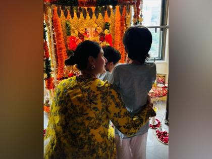 Kareena Kapoor Khan all smiles as her kids Taimur, Jeh seek blessings of Ganpati Bappa | Kareena Kapoor Khan all smiles as her kids Taimur, Jeh seek blessings of Ganpati Bappa Kareena Kapoor Khan all smiles as her kids Taimur, Jeh seek blessings of Ganpati Bappa | Kareena Kapoor Khan all smiles as her kids Taimur, Jeh seek blessings of Ganpati Bappa