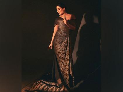 Kareena Kapoor Khan brings vintage glam in Banarasi saree with a modern makeover | Kareena Kapoor Khan brings vintage glam in Banarasi saree with a modern makeover Kareena Kapoor Khan brings vintage glam in Banarasi saree with a modern makeover | Kareena Kapoor Khan brings vintage glam in Banarasi saree with a modern makeover