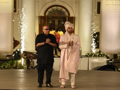 Ranbir Kapoor dazzles as Indian groom, makes stylish entry at Tarun Tahiliani's Tasva show | Ranbir Kapoor dazzles as Indian groom, makes stylish entry at Tarun Tahiliani's Tasva show Ranbir Kapoor dazzles as Indian groom, makes stylish entry at Tarun Tahiliani's Tasva show | Ranbir Kapoor dazzles as Indian groom, makes stylish entry at Tarun Tahiliani's Tasva show