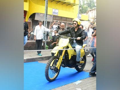 Varun Dhawan takes excitement for 'Citadel Honey Bunny' to the next level at Gaiety Galaxy theatre | Varun Dhawan takes excitement for 'Citadel Honey Bunny' to the next level at Gaiety Galaxy theatre Varun Dhawan takes excitement for 'Citadel Honey Bunny' to the next level at Gaiety Galaxy theatre | Varun Dhawan takes excitement for 'Citadel Honey Bunny' to the next level at Gaiety Galaxy theatre