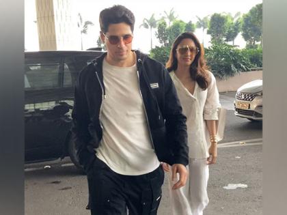 Sidharth Malhotra, Kiara Advani arrive in Delhi to celebrate Diwali with family | Sidharth Malhotra, Kiara Advani arrive in Delhi to celebrate Diwali with family Sidharth Malhotra, Kiara Advani arrive in Delhi to celebrate Diwali with family | Sidharth Malhotra, Kiara Advani arrive in Delhi to celebrate Diwali with family