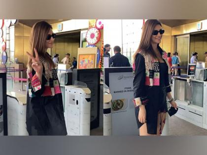 Kriti Sanon spotted at Mumbai airport in her chic look | Kriti Sanon spotted at Mumbai airport in her chic look Kriti Sanon spotted at Mumbai airport in her chic look | Kriti Sanon spotted at Mumbai airport in her chic look