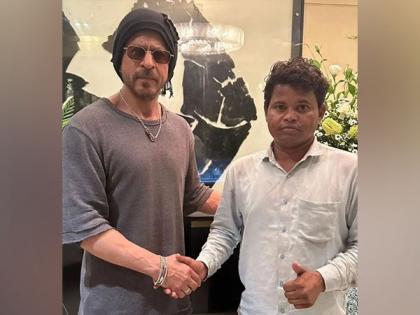 Shah Rukh Khan meets fan from Jharkhand who waited for him outside Mannat for 95 days | Shah Rukh Khan meets fan from Jharkhand who waited for him outside Mannat for 95 days Shah Rukh Khan meets fan from Jharkhand who waited for him outside Mannat for 95 days | Shah Rukh Khan meets fan from Jharkhand who waited for him outside Mannat for 95 days