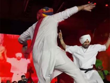Diljit Dosanjh breaks into bhangra with Marwari fan at Jaipur concert, calls pagdi "our pride" | Diljit Dosanjh breaks into bhangra with Marwari fan at Jaipur concert, calls pagdi "our pride" Diljit Dosanjh breaks into bhangra with Marwari fan at Jaipur concert, calls pagdi "our pride" | Diljit Dosanjh breaks into bhangra with Marwari fan at Jaipur concert, calls pagdi "our pride"