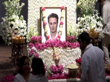 Tarun Tahiliani, Esha Gupta attend prayer meet of Rohit Bal | Tarun Tahiliani, Esha Gupta attend prayer meet of Rohit Bal