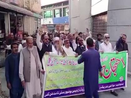 PoJK: Protests erupt over deteriorating road and lack of government funds | PoJK: Protests erupt over deteriorating road and lack of government funds