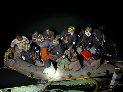 Indian Coast Guard rescues seven fishermen from Pakistan Maritime Security Agency | Indian Coast Guard rescues seven fishermen from Pakistan Maritime Security Agency Indian Coast Guard rescues seven fishermen from Pakistan Maritime Security Agency | Indian Coast Guard rescues seven fishermen from Pakistan Maritime Security Agency