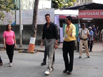 Maharashtra Assembly Polls: Actor Akshay Kumar steps out to vote early | Maharashtra Assembly Polls: Actor Akshay Kumar steps out to vote early Maharashtra Assembly Polls: Actor Akshay Kumar steps out to vote early | Maharashtra Assembly Polls: Actor Akshay Kumar steps out to vote early