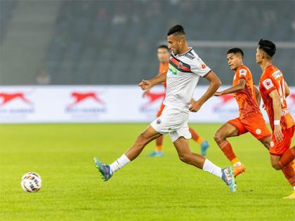 Early onslaught enables 10-man NorthEast United FC to take three points against Punjab FC | Early onslaught enables 10-man NorthEast United FC to take three points against Punjab FC Early onslaught enables 10-man NorthEast United FC to take three points against Punjab FC | Early onslaught enables 10-man NorthEast United FC to take three points against Punjab FC