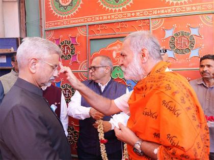 EAM Jaishankar visits Shreenath Ji temple in Manama, calls it "true symbol" of India-Bahrain friendship | EAM Jaishankar visits Shreenath Ji temple in Manama, calls it "true symbol" of India-Bahrain friendship EAM Jaishankar visits Shreenath Ji temple in Manama, calls it "true symbol" of India-Bahrain friendship | EAM Jaishankar visits Shreenath Ji temple in Manama, calls it "true symbol" of India-Bahrain friendship