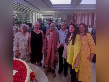 Salman Khan's mother Salma Khan dances her heart out at her birthday celebrations, check out | Salman Khan's mother Salma Khan dances her heart out at her birthday celebrations, check out Salman Khan's mother Salma Khan dances her heart out at her birthday celebrations, check out | Salman Khan's mother Salma Khan dances her heart out at her birthday celebrations, check out