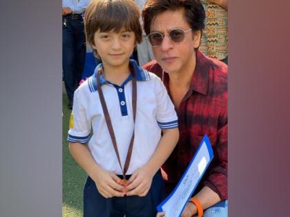 Shah Rukh dances with kids at Dhirubhai Ambani School's annual day function, Kareena cheers for son Tim | Shah Rukh dances with kids at Dhirubhai Ambani School's annual day function, Kareena cheers for son Tim