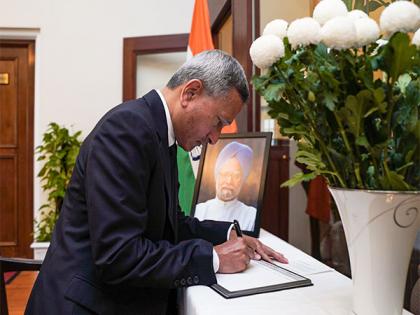 Singapore's Foreign Minister calls Manmohan Singh "eminent statesman", signs condolence book at Indian High Commission | Singapore's Foreign Minister calls Manmohan Singh "eminent statesman", signs condolence book at Indian High Commission Singapore's Foreign Minister calls Manmohan Singh "eminent statesman", signs condolence book at Indian High Commission | Singapore's Foreign Minister calls Manmohan Singh "eminent statesman", signs condolence book at Indian High Commission