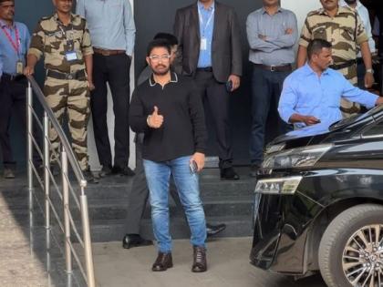 Aamir Khan spotted at Raipur airport | Aamir Khan spotted at Raipur airport Aamir Khan spotted at Raipur airport | Aamir Khan spotted at Raipur airport