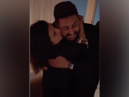 Farah Khan's birthday wish for Abhishek Bachchan is all about endless kisses, see how junior B reacted | Farah Khan's birthday wish for Abhishek Bachchan is all about endless kisses, see how junior B reacted Farah Khan's birthday wish for Abhishek Bachchan is all about endless kisses, see how junior B reacted | Farah Khan's birthday wish for Abhishek Bachchan is all about endless kisses, see how junior B reacted