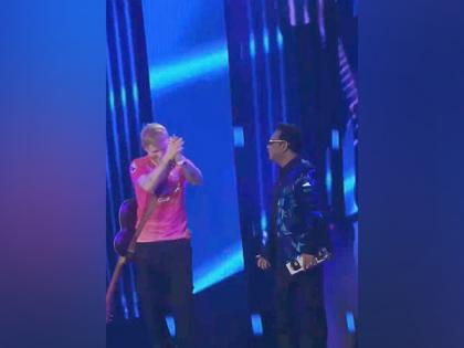 AR Rahman joins Ed Sheeran during Chennai concert, duo enthralls audience with 'Shape of You X Urvasi' mashup | AR Rahman joins Ed Sheeran during Chennai concert, duo enthralls audience with 'Shape of You X Urvasi' mashup AR Rahman joins Ed Sheeran during Chennai concert, duo enthralls audience with 'Shape of You X Urvasi' mashup | AR Rahman joins Ed Sheeran during Chennai concert, duo enthralls audience with 'Shape of You X Urvasi' mashup