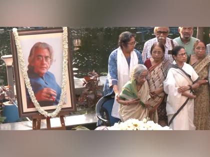 Mamata Banerjee pays tribute as veteran Bengali singer Pratul Mukhopadhyay passes away at 82 | Mamata Banerjee pays tribute as veteran Bengali singer Pratul Mukhopadhyay passes away at 82 Mamata Banerjee pays tribute as veteran Bengali singer Pratul Mukhopadhyay passes away at 82 | Mamata Banerjee pays tribute as veteran Bengali singer Pratul Mukhopadhyay passes away at 82