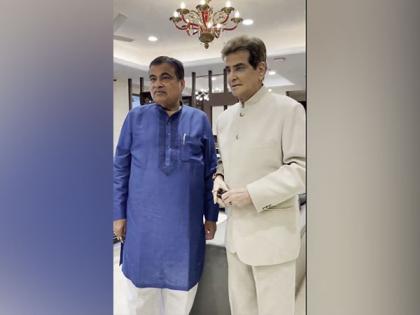 Union Minister Nitin Gadkari meets veteran star Jeetendra in Nagpur | Union Minister Nitin Gadkari meets veteran star Jeetendra in Nagpur Union Minister Nitin Gadkari meets veteran star Jeetendra in Nagpur | Union Minister Nitin Gadkari meets veteran star Jeetendra in Nagpur