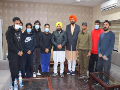 Punjab ministers meet illegal Indian immigrants who were deported from US to Amritsar | Punjab ministers meet illegal Indian immigrants who were deported from US to Amritsar