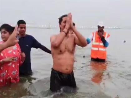 Shaan takes holy dip at Maha Kumbh Mela 2025 | Shaan takes holy dip at Maha Kumbh Mela 2025