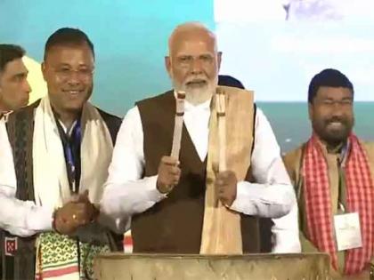Prime Minister Narendra Modi beats traditional drum at 'Jhumoir Binandini' event in Assam | Prime Minister Narendra Modi beats traditional drum at 'Jhumoir Binandini' event in Assam Prime Minister Narendra Modi beats traditional drum at 'Jhumoir Binandini' event in Assam | Prime Minister Narendra Modi beats traditional drum at 'Jhumoir Binandini' event in Assam