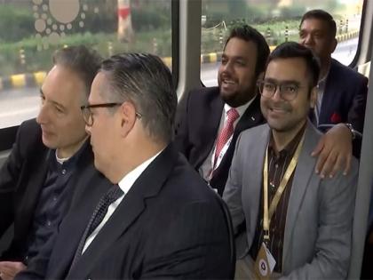 Delhi: American Physicist and delegates travel onboard green hydrogen bus to Bharat Mandapam | Delhi: American Physicist and delegates travel onboard green hydrogen bus to Bharat Mandapam Delhi: American Physicist and delegates travel onboard green hydrogen bus to Bharat Mandapam | Delhi: American Physicist and delegates travel onboard green hydrogen bus to Bharat Mandapam