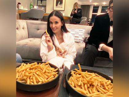 Demi Moore takes Oscars 2025 loss in stride, gorges on French fries | Demi Moore takes Oscars 2025 loss in stride, gorges on French fries Demi Moore takes Oscars 2025 loss in stride, gorges on French fries | Demi Moore takes Oscars 2025 loss in stride, gorges on French fries