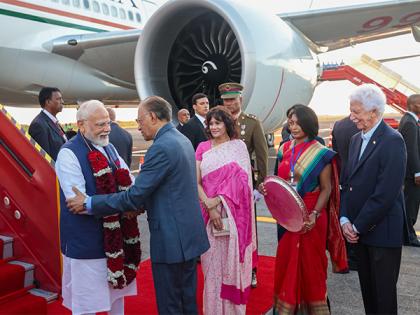 Mauritius PM, alongwith 200 dignitaries welcome PM Modi at airport | Mauritius PM, alongwith 200 dignitaries welcome PM Modi at airport Mauritius PM, alongwith 200 dignitaries welcome PM Modi at airport | Mauritius PM, alongwith 200 dignitaries welcome PM Modi at airport