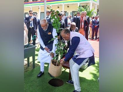 PM Modi, Mauritius PM Ramgoolam jointly plant sapling under Ek Ped Maa ke Naam initiative | PM Modi, Mauritius PM Ramgoolam jointly plant sapling under Ek Ped Maa ke Naam initiative PM Modi, Mauritius PM Ramgoolam jointly plant sapling under Ek Ped Maa ke Naam initiative | PM Modi, Mauritius PM Ramgoolam jointly plant sapling under Ek Ped Maa ke Naam initiative