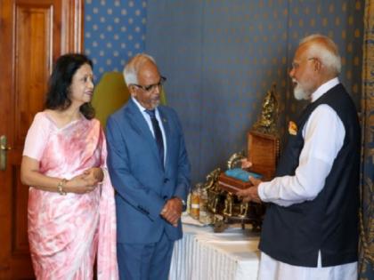 PM Modi gifts Banarasi Saree in Sadeli Box to First Lady of Mauritius, Brinda Gokhool | PM Modi gifts Banarasi Saree in Sadeli Box to First Lady of Mauritius, Brinda Gokhool PM Modi gifts Banarasi Saree in Sadeli Box to First Lady of Mauritius, Brinda Gokhool | PM Modi gifts Banarasi Saree in Sadeli Box to First Lady of Mauritius, Brinda Gokhool