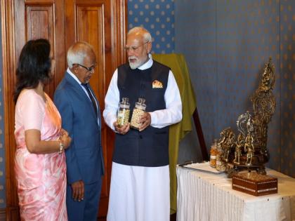 PM Modi gifts makhana to Mauritius President | PM Modi gifts makhana to Mauritius President PM Modi gifts makhana to Mauritius President | PM Modi gifts makhana to Mauritius President