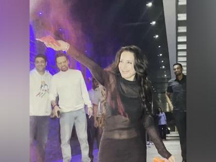 Ameesha Patel celeberates Holi with Paparazzi in Bandra | Ameesha Patel celeberates Holi with Paparazzi in Bandra Ameesha Patel celeberates Holi with Paparazzi in Bandra | Ameesha Patel celeberates Holi with Paparazzi in Bandra