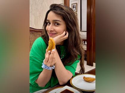 Shraddha Kapoor gorges on gujiyas as she wraps up her "Happy Holi" celebrations | Shraddha Kapoor gorges on gujiyas as she wraps up her "Happy Holi" celebrations Shraddha Kapoor gorges on gujiyas as she wraps up her "Happy Holi" celebrations | Shraddha Kapoor gorges on gujiyas as she wraps up her "Happy Holi" celebrations