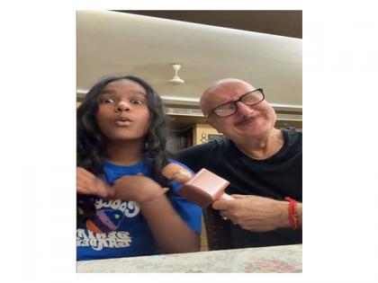"They are back": Anupam Kher shares fun video with Satish Kaushik's daughter Vanshika on Holi | "They are back": Anupam Kher shares fun video with Satish Kaushik's daughter Vanshika on Holi "They are back": Anupam Kher shares fun video with Satish Kaushik's daughter Vanshika on Holi | "They are back": Anupam Kher shares fun video with Satish Kaushik's daughter Vanshika on Holi
