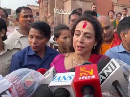 Hema Malini offers prayers at Jagannath Temple in Puri | Hema Malini offers prayers at Jagannath Temple in Puri Hema Malini offers prayers at Jagannath Temple in Puri | Hema Malini offers prayers at Jagannath Temple in Puri