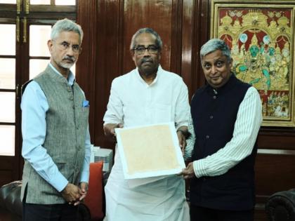 India receives Mahatma Gandhi artefacts from South Africa | India receives Mahatma Gandhi artefacts from South Africa India receives Mahatma Gandhi artefacts from South Africa | India receives Mahatma Gandhi artefacts from South Africa