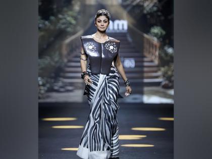 Shilpa Shetty slays ramp walk in stylish black & white saree at Lakme Fashion Week X FDCI | Shilpa Shetty slays ramp walk in stylish black & white saree at Lakme Fashion Week X FDCI Shilpa Shetty slays ramp walk in stylish black & white saree at Lakme Fashion Week X FDCI | Shilpa Shetty slays ramp walk in stylish black & white saree at Lakme Fashion Week X FDCI