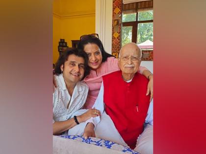 Sonu Nigam meets veteran BJP leader LK Advani, his daughter Pratibha, bonds with them over 'Sindhi Kadhi' | Sonu Nigam meets veteran BJP leader LK Advani, his daughter Pratibha, bonds with them over 'Sindhi Kadhi' Sonu Nigam meets veteran BJP leader LK Advani, his daughter Pratibha, bonds with them over 'Sindhi Kadhi' | Sonu Nigam meets veteran BJP leader LK Advani, his daughter Pratibha, bonds with them over 'Sindhi Kadhi'