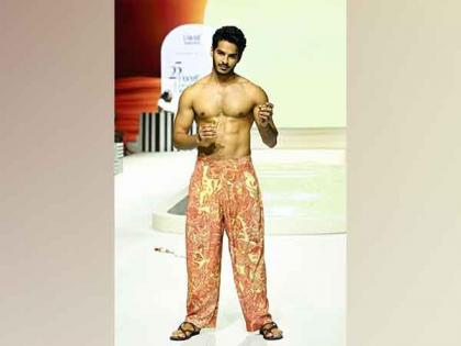 Lakme Fashion Week: Ishaan Khatter raises temperature as he flaunts his chiselled abs in shirtless avatar | Lakme Fashion Week: Ishaan Khatter raises temperature as he flaunts his chiselled abs in shirtless avatar Lakme Fashion Week: Ishaan Khatter raises temperature as he flaunts his chiselled abs in shirtless avatar | Lakme Fashion Week: Ishaan Khatter raises temperature as he flaunts his chiselled abs in shirtless avatar