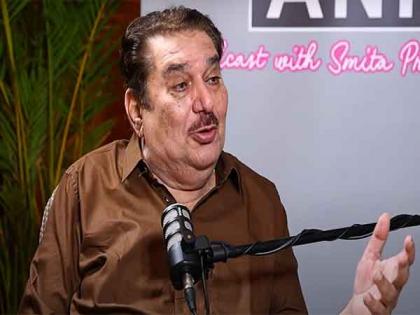 Actor Raza Murad recalls how 'Namak Haraam' director Hrishikesh Mukherjee locked Amitabh Bachchan and Rajesh Khanna on set | Actor Raza Murad recalls how 'Namak Haraam' director Hrishikesh Mukherjee locked Amitabh Bachchan and Rajesh Khanna on set